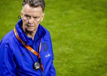 Louis van Gaal kalçasını kırdı