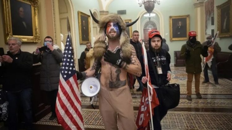 ABD’de Kongre baskınına katılan ‘QAnon Şamanı’na 3 yıl 5 ay hapis cezası