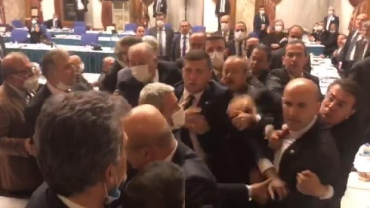 MHP’li vekil Demirtaş’a hakaret edince kavga çıktı