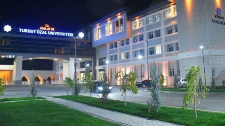 Temizlik görevlisiydi olmayan bölümün öğretim görevlisi oldu