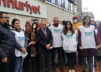Cumhuriyet sekiz gazeteciyi işten çıkardı, yayın yönetmeninden kınama geldi