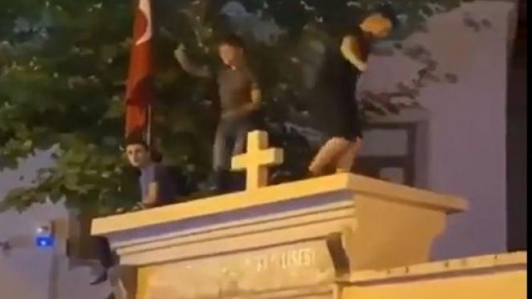 Kilise duvarında oynayanlar için hapis istendi