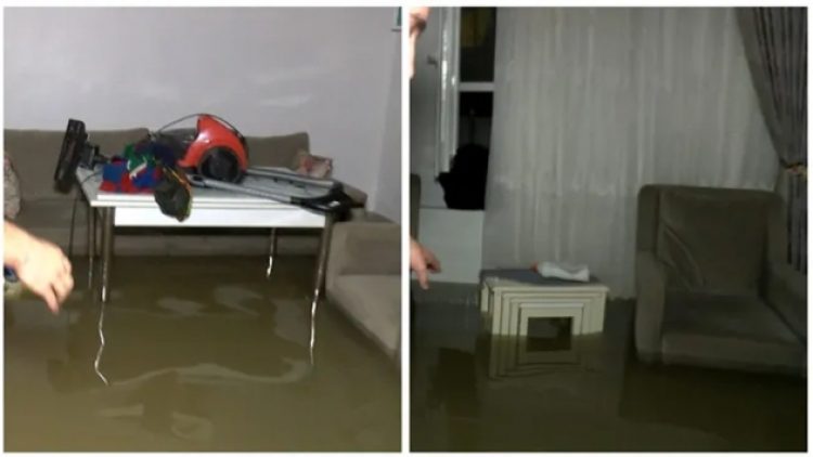 Kanalizasyondan taşan su 2 eve doldu