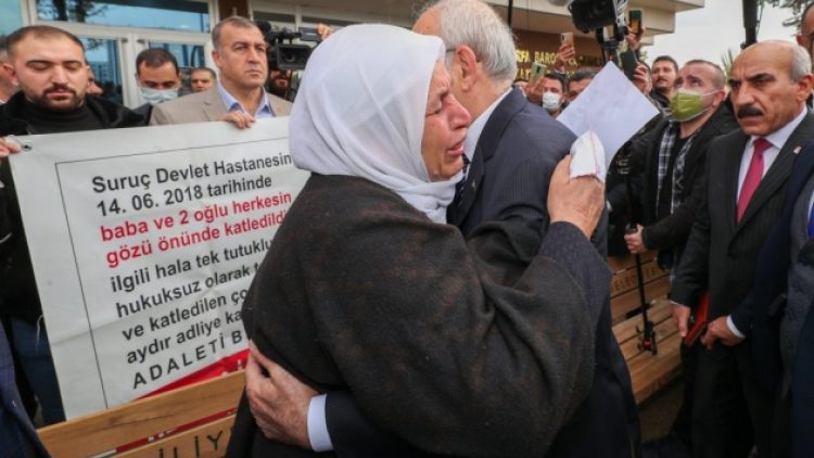 Kılıçdaroğlu ‘adalet nöbeti’ndeki Şenyaşar ailesini ziyaret etti: Kardeşin olarak takipçisi olacağım