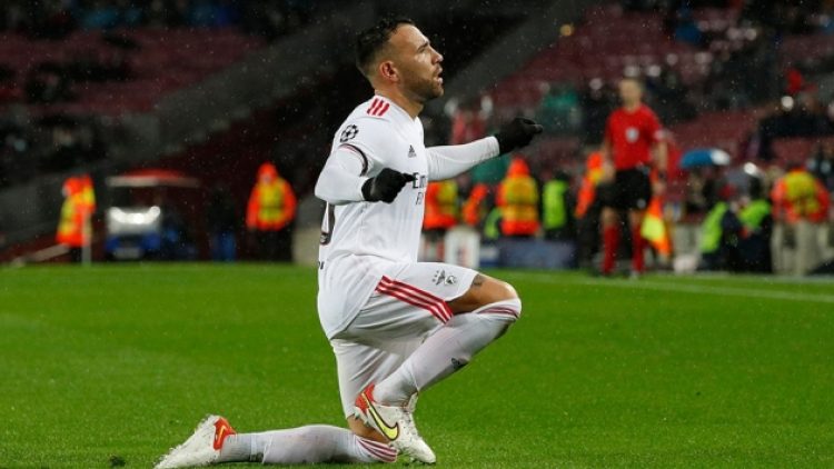 Elleri kelepçelenen Otamendi ailesi büyük şok yaşadı