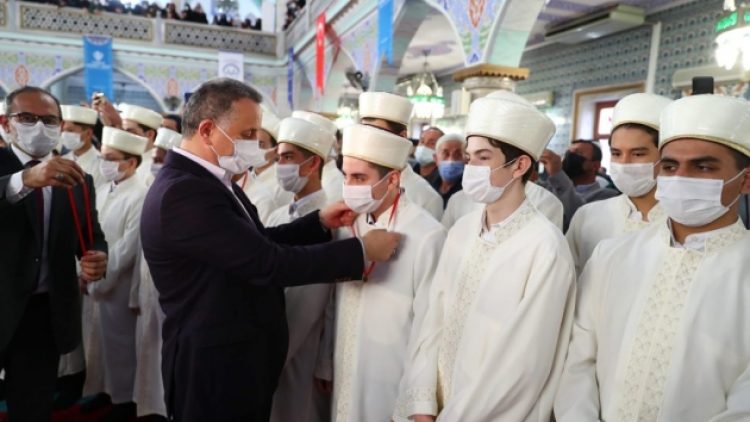 Hafızlar için ‘yarım altın ihalesi’ AKP’li vekilin yeğenine verildi