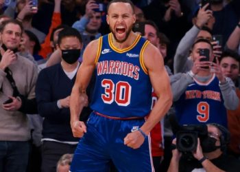 Stephen Curry NBA tarihine geçti!