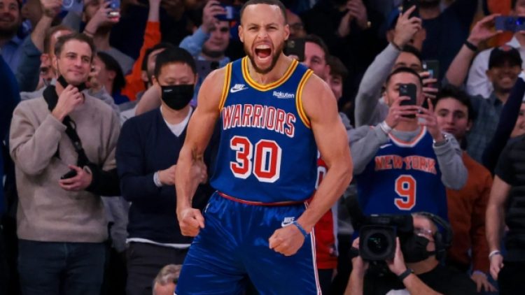 Stephen Curry NBA tarihine geçti!