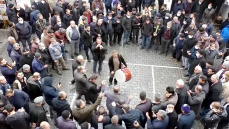 Malatya esnafı doların düşüşünü halay çekerek kutladı