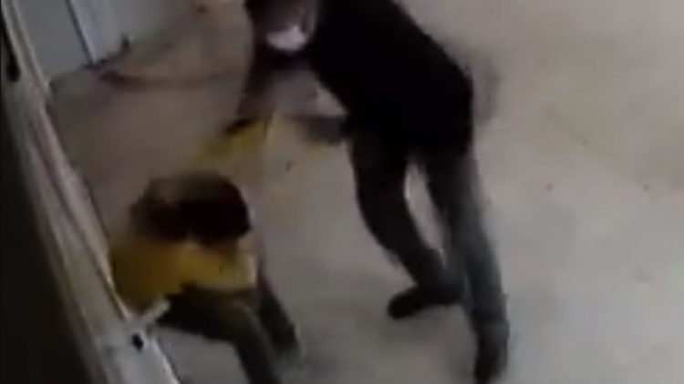 Öğretmenden, öğrenciye tokat ve yumruklu dayak