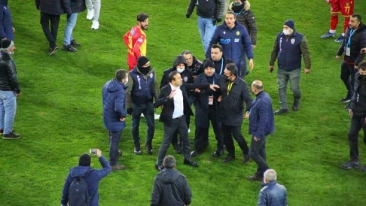 Yeni Malatyaspor Başkanı Adil Gevrek hakemlerin üzerine yürüdü!