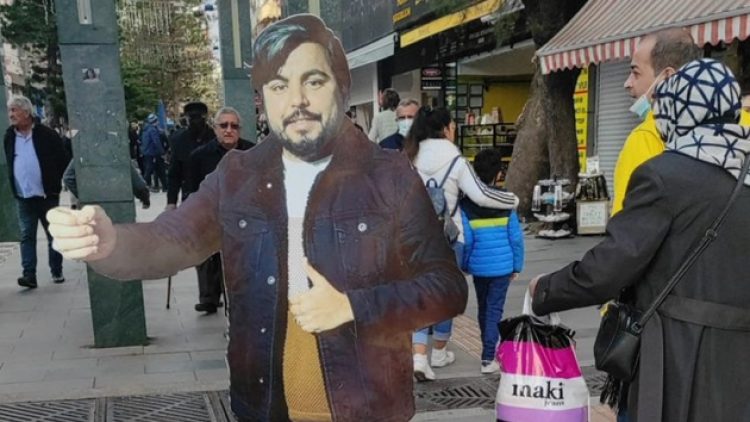 Ev hapsi kararı verilen Arif Kocabıyık’ın maketi Antalya sokaklarında