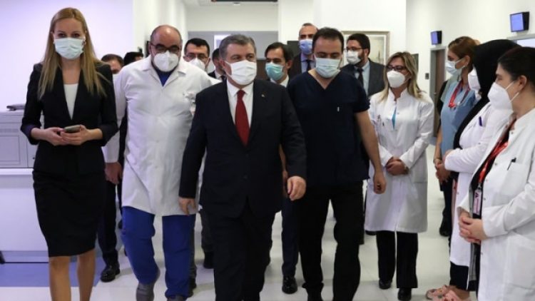 Bakan Koca: Omicron’un hızlı bulaşıyor olması tedbirlerde değişikliğe sebep olmamaktadır