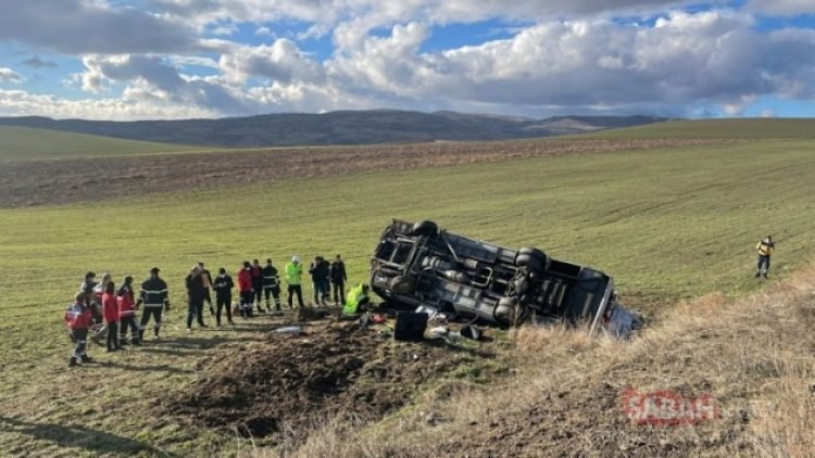 Amasya’da güreşçileri taşıyan midibüs devrildi: 1 ölü, 15 yaralı