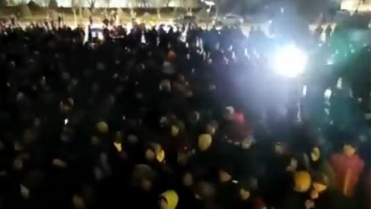 Doğalgaza yüzde 50 zam Kazakları sokağa döktü