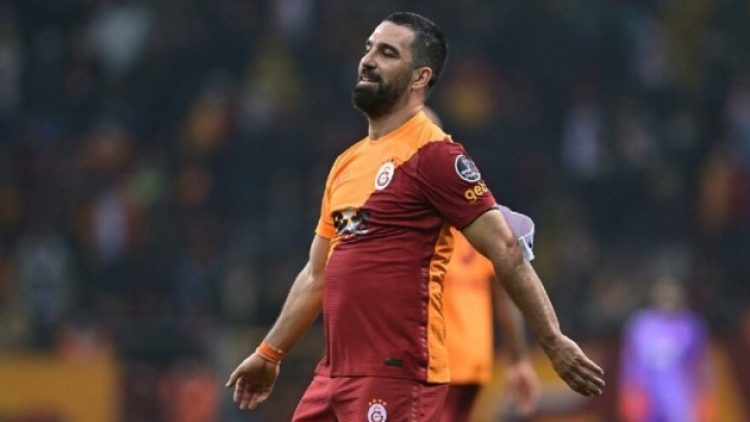 Arda Turan’ın fiziği tartışma yarattı: ‘Göbeği sahalara döndü’