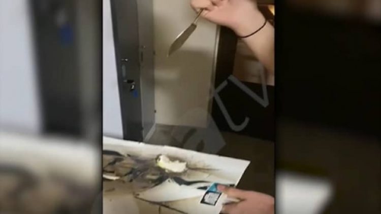 Atatürk posterini parçalayan liselilere disiplin cezası