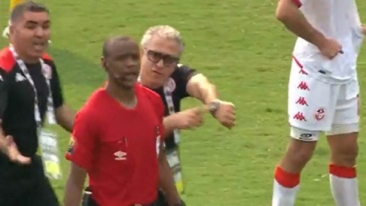 Hakem maçı 2 kere erken bitirdi