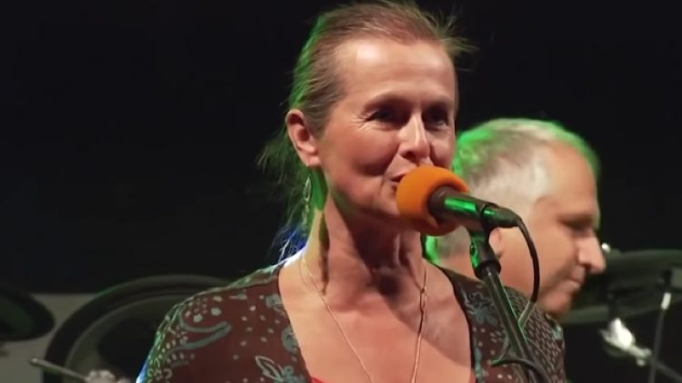 Aşı belgesi almak için bilerek Covid’e yakalanan şarkıcı öldü