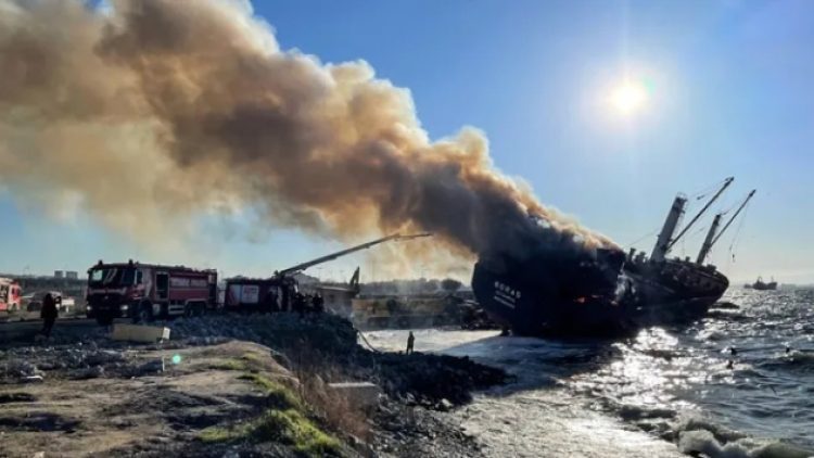 Kartal’da gemi yangını