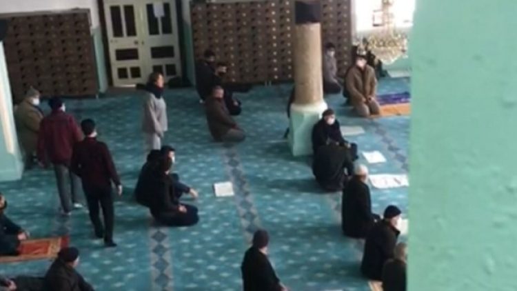 Cuma namazında camiye giren kadın “hepimiz açız” diye bağırdı