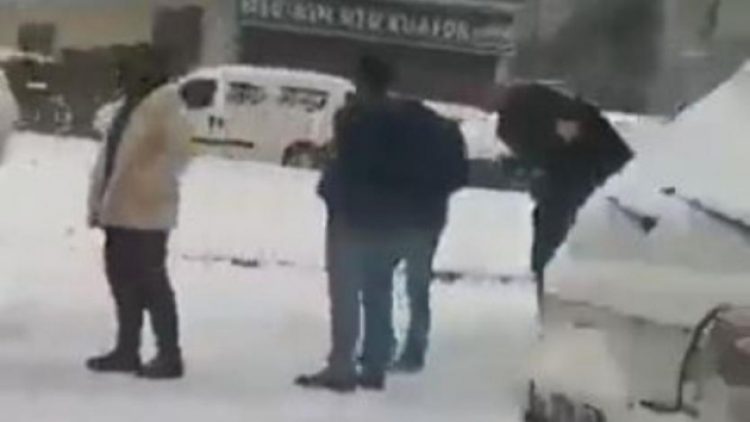 Bursa’da kar altında ucuz ekmek kuyruğu