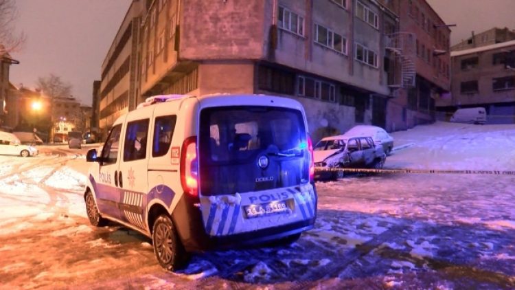 Park halinde yanan otomobilde ceset bulundu