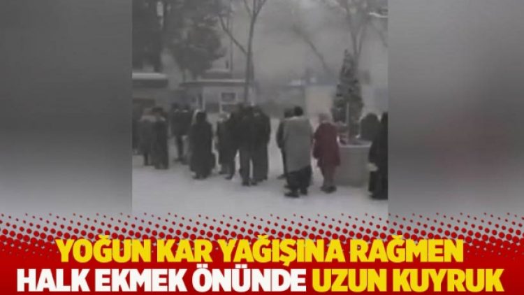 Yoğun kar yağışına rağmen Halk Ekmek önünde uzun kuyruk