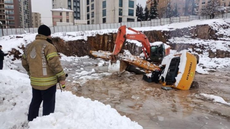 Ataşehir’de iş makinesi su ve buz dolu çukura düştü: Operatör hayatını kaybetti