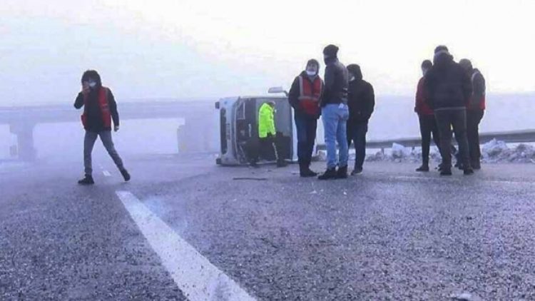 Çatalca’da polisleri taşıyan servis devrildi