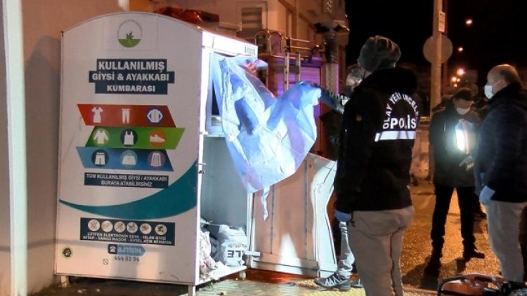 Kullanılmış giysi kumbarasından kıyafet almaya çalışırken sıkışarak öldü