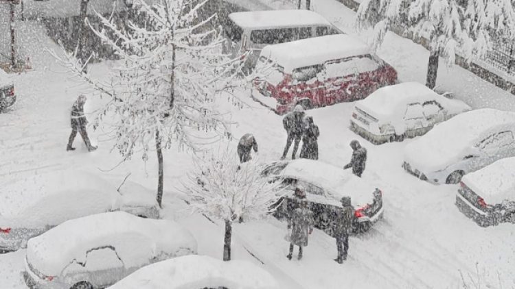 48 saattir elektrik verilemeyen Isparta’da vatandaşlar tepkili: Şehri terk mi edelim?
