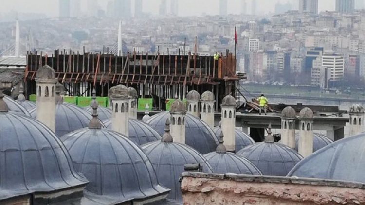 Süleymaniye Camii’nin siluetini bozan kalıplar söküldü