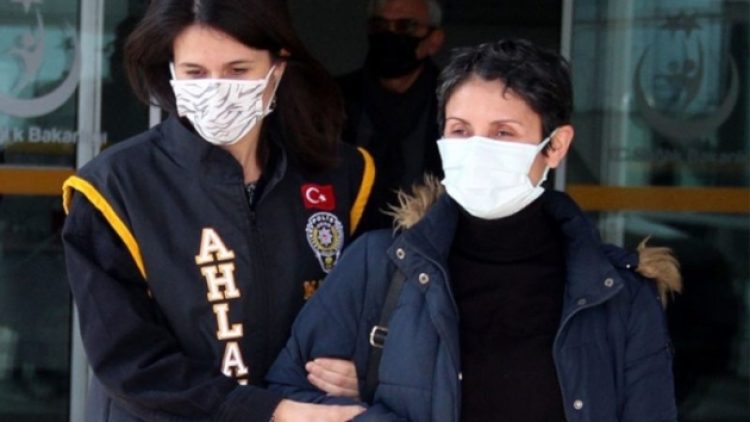 Gazeteci Kılınç cezaevine ‘Ahlak Masası’ yelekli polisle götürüldü