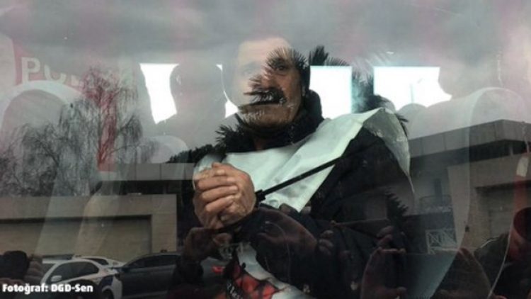 Tuncay Özilhan’ın evinin önüne gelen işçiler, kelepçelenerek gözaltına alındı