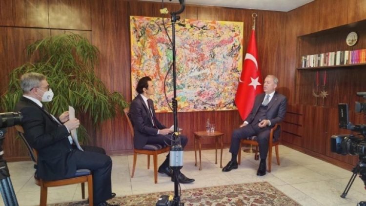 Hulusi Akar’a ‘canlı prompter’