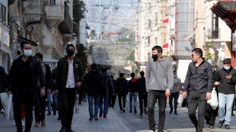 Açık alanlarda maske zorunluluğu kaldırılacak