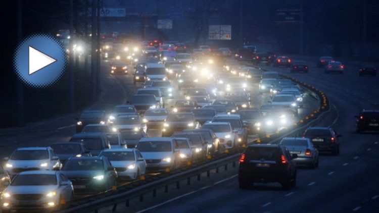 Halk sirenlerin çaldığı Kiev’i terk ediyor