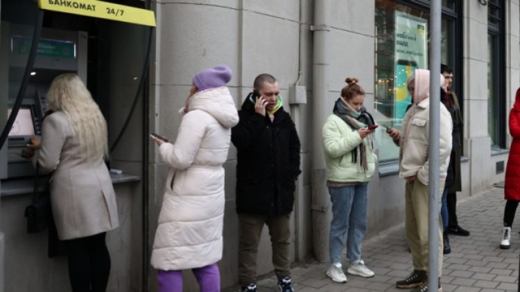 Ukrayna’da döviz çekmek yasaklandı