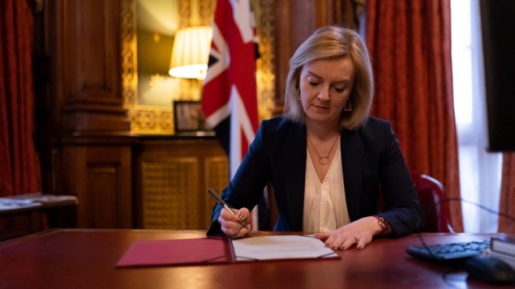 İngiltere Dışişleri Bakanı’nın, Rus büyükelçisini odasından kovduğu iddia edildi