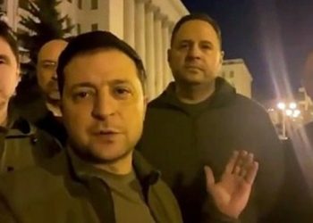 Zelensky gece sokağa çıktı: Kiev’de öleceğim