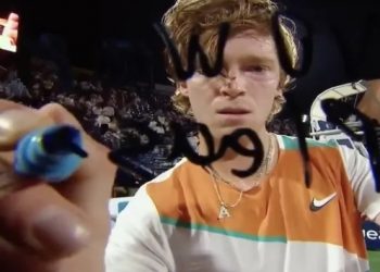 Dubai’de kameraya ‘savaşa hayır’ yazan Rus tenisçi Rublev şampiyon oldu