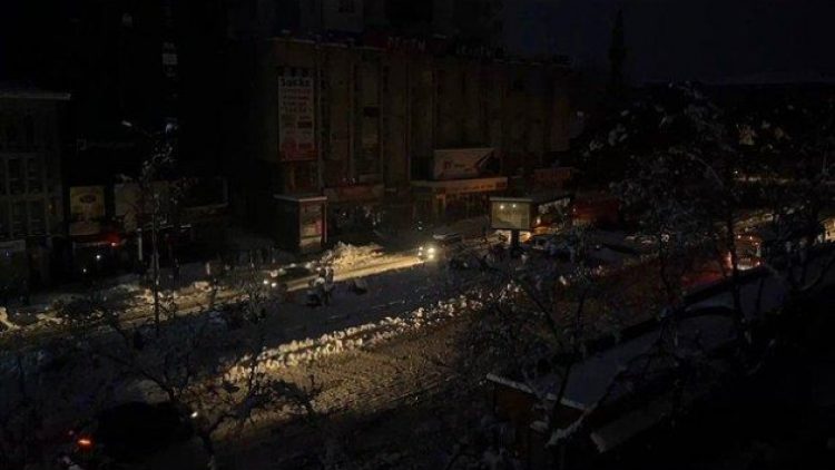 Isparta’ya kar yağdı, elektrikler yine kesildi