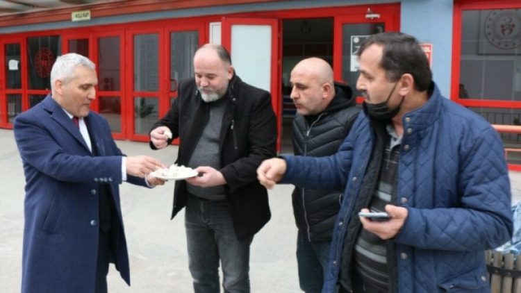 Karabükspor küme düştü, başkan helva dağıttı