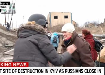 CNN muhabiri yaşlı kadına yardım etmek için yayına ara verdi