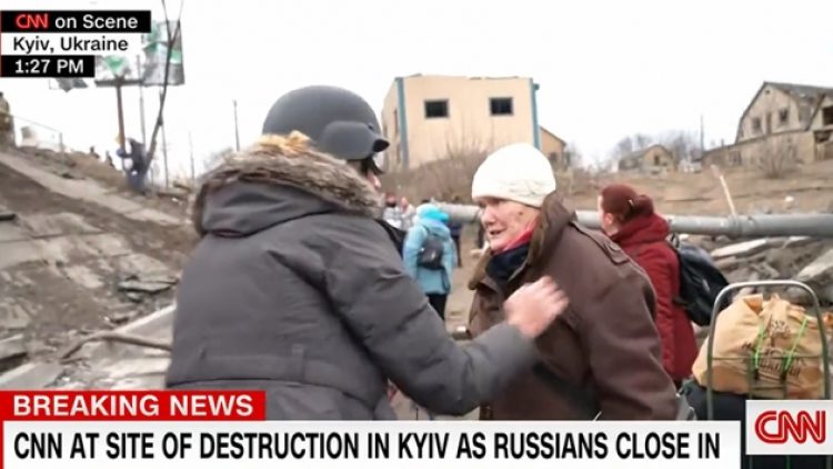 CNN muhabiri yaşlı kadına yardım etmek için yayına ara verdi