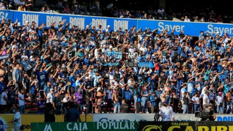 Meksika’daki futbol maçı savaş alanına döndü!