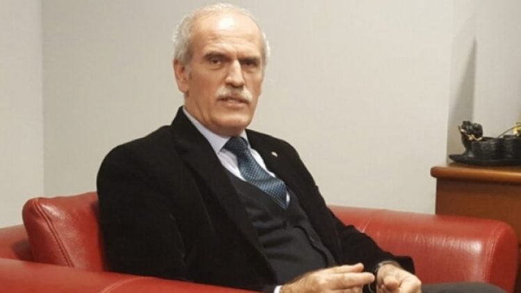 AK Partili eski belediye başkanı korumasını topuğundan vurdu