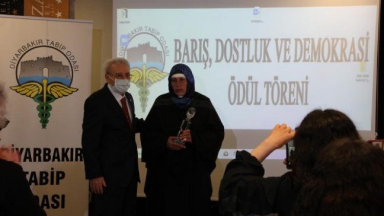 Emine Şenyaşar’a “Barış, Dostluk ve Demokrasi” ödülü