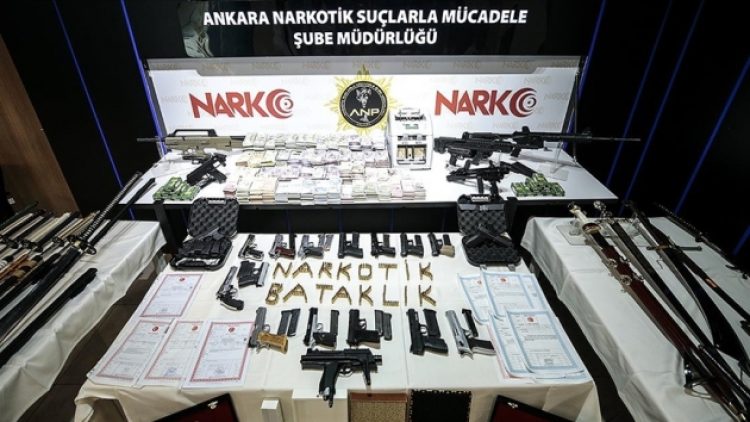 “Uyuşturucu kaçakçısından çocuklarına burs alan polisler…”